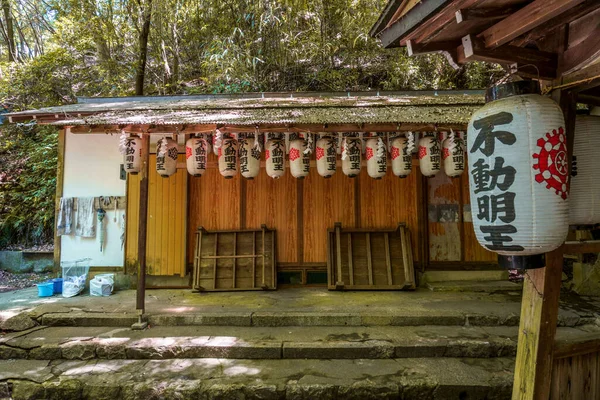 Japonca işaret ve lambalar Tanrı Shiba 'ya çevrilmiştir.