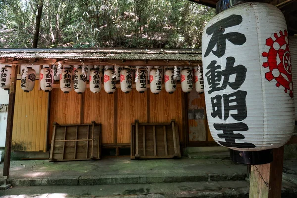 Japonca işaret ve lambalar Tanrı Shiba 'ya çevrilmiştir.