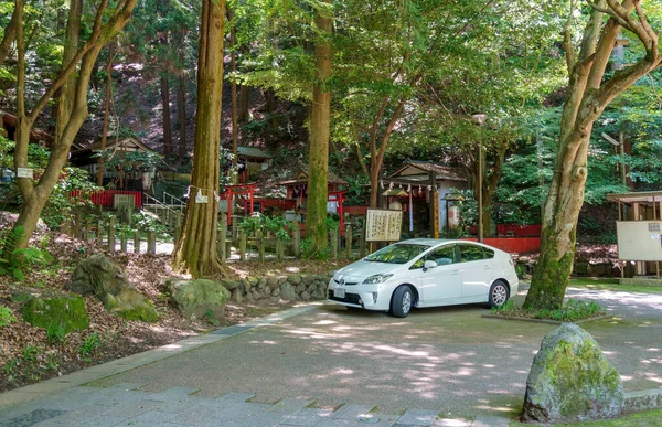 Japonca işaret ve lambalar Tanrı Shiba 'ya çevrilmiştir.