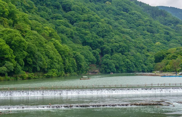 Kyoto Japonya 'daki Arashiyama Ormanı yakınlarında bir nehir. Dağ manzarası.