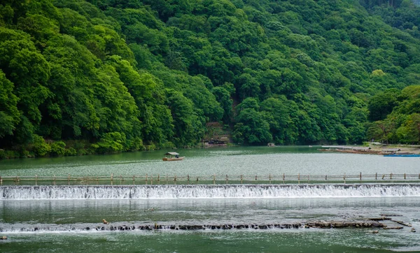 Kyoto Japonya 'daki Arashiyama Ormanı yakınlarında bir nehir. Dağ manzarası.