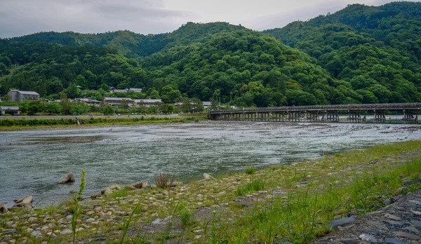 Kyoto Japonya 'daki Arashiyama Ormanı yakınlarında bir nehir. Dağ manzarası.