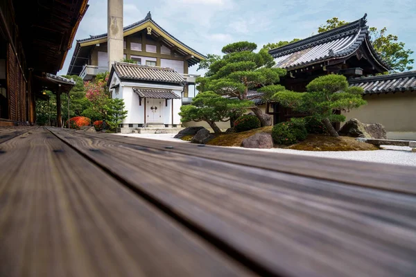 Geleneksel bir evin içindeki Japon bahçesi