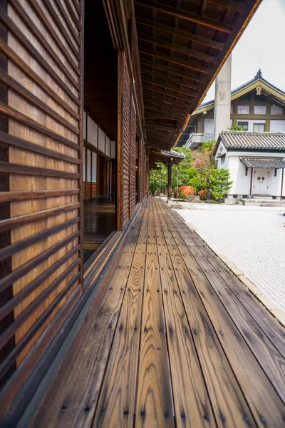 Geleneksel bir evin içindeki Japon bahçesi