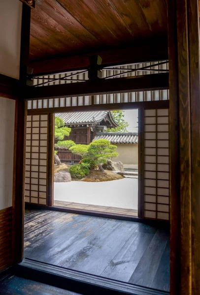 Geleneksel bir evin içindeki Japon bahçesi