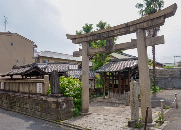 Japonya 'daki Kyoto tapınağında güzel ağaçlar ve dekorasyonlar var.