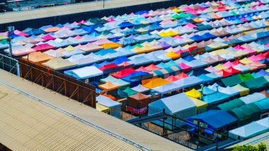 Bangkok 'taki Train Night Market Ratchada' daki renkli şemsiye çadırlarının en üst görüntüsü. Tayland.