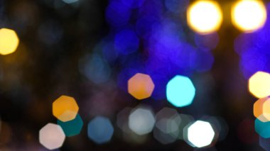 Renkli çember, koyu arkaplanda parlak ışık festivalini soyutladı.