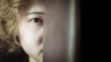 Su gölü nehrindeki geleneksel Tayland uzun kuyruklu teknesinin silueti Cheow Lan Ratchaprapa Dam Suratthani Tayland 'da dağ sıraları