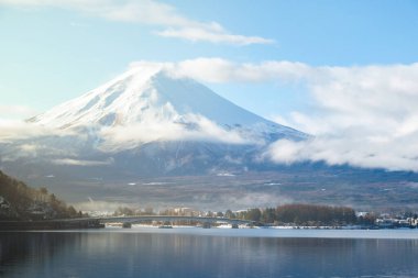 Fuji Dağı 'nın manzarası sabahın erken saatlerinde Japonya' daki Kawaguchiko Gölü 'nde ve kış mevsiminde köprüde.