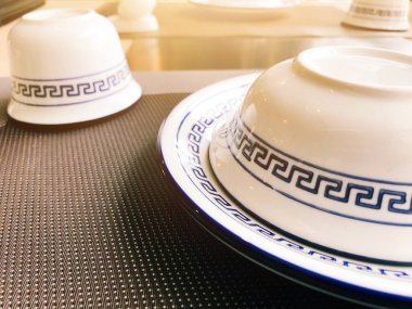 Masada Asya tarzı seramik kase var. Çin usulü yemek hazırlayın..