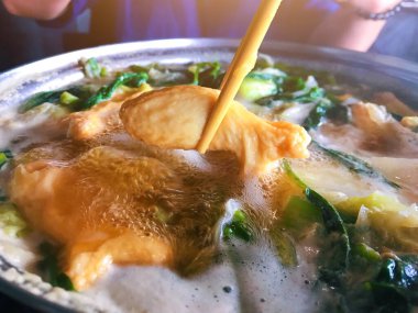 Shabu shabu, ince dilimlenmiş et ve sebzelerin olduğu sıcak kap içinde Kore ya da Japon usulü sığır etidir. Tayland 'ın en popüler yemekleri..