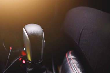 Otomatik vites görüşünü kapat. Güneş ışığına sahip modern araba..