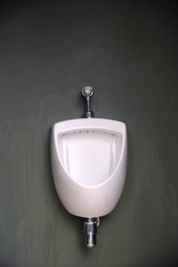Erkekler tuvaletinde beyaz sidik, iç tasarım veya dış tasarım için eski tarz beton tavan arası tarzı..