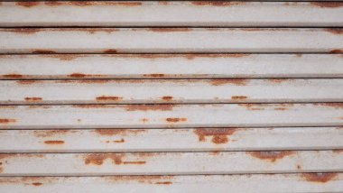 Eski çinko levha duvarının arka plan dokusu paslı desenli metal levha.