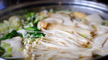 Altın iğneli mantar mantarlarını sıcak suda kaynatın, shabu shabu Kore usulü veya Japon usulü sığır eti sıcak tencerede. Tayland 'ın en popüler yemekleri..