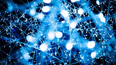 Güzel mavi ışık bokeh efektinin seçici odağı koyu soyut arka planda parlıyor. iletişim bağlantı teknolojisi ağ kavramı.