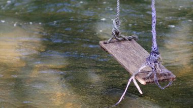Tahtadan yapılmış nehrin üzerinde sallan.