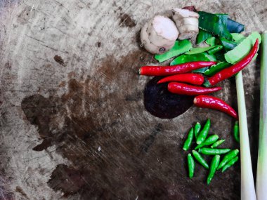 Tahta arka planda Tayland yemeği taze otlar ve baharatlar, limon otu, galangal, kaffir limon yaprakları, limon, biber malzemeleri Tom Yom Goong 'un metin için fotokopi alanı ile birlikte.