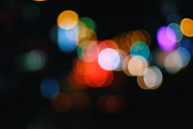 Koyu arkaplan üzerinde renkli çember bokeh ışığı özeti.