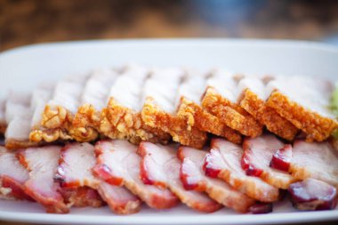 Kapalı ve seçici domuz eti ya da kızarmış domuz eti ve beyaz tabakta kızarmış domuz eti..