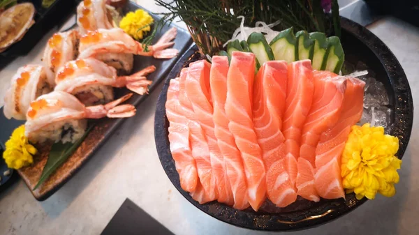 おいしいおいしい新鮮さ日本の伝統的なスタイルの食べ物生の魚介類は 日本のレストランでボウルに氷の上に魚の刺身をスライス — ストック写真