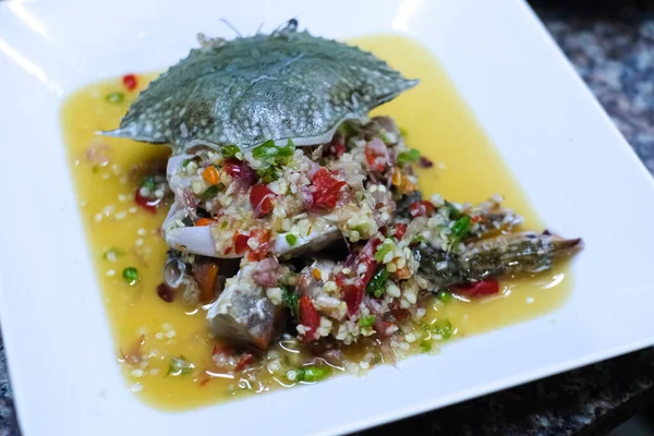 受欢迎的泰国海鲜生蓝蟹沙拉 白盘上有辣椒和酱汁 — 图库照片