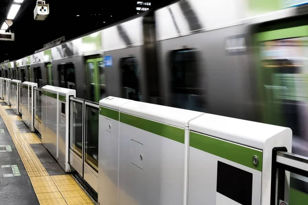 Tokyo 'daki istasyondan hareket eden metro treni hareket bulanıklığı. 