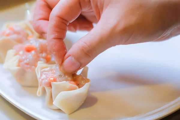 태국의 전통적 음식인 Shumai 손으로 요리하는 선택적으로 닫는다 대나무 바구니에서 — 스톡 사진