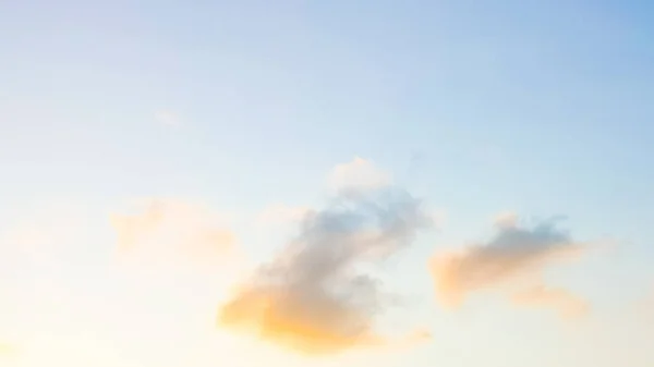 Hermoso Paisaje Nuboso Nubes Anaranjadas Cielo Azul Luz Del Sol — Foto de Stock