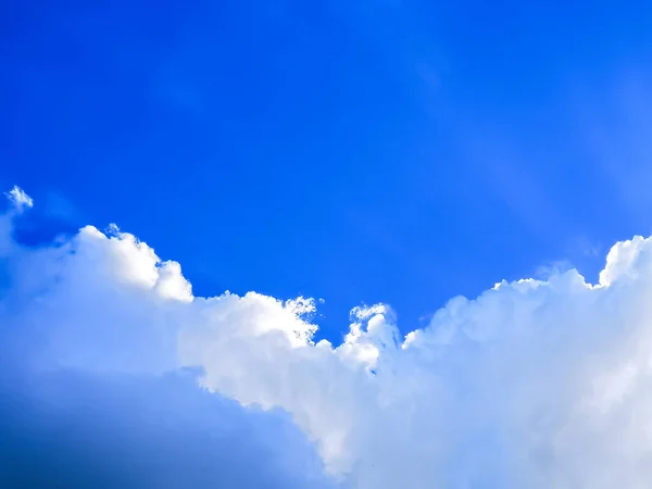 Голубое Небо Белые Облака Солнечными Дождями Пространством Фона — стоковое фото