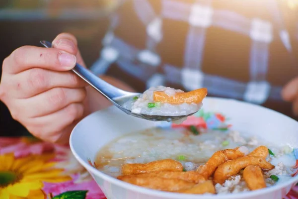 Cierre Las Manos Sosteniendo Cuchara Con Gachas Arroz Congee Palo — Foto de Stock