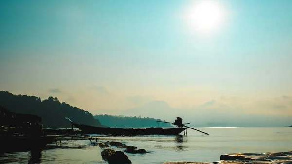 Vista Silhueta Tailandês Barco Cauda Longa Água Com Fundo Luz — Fotografia de Stock