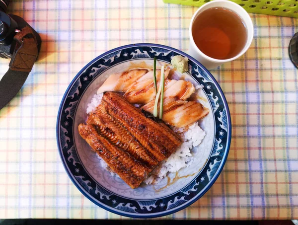 그릇에 Unagi Don 이라고 불리는 쌀밥을 곁들인 뱀장어의 — 스톡 사진