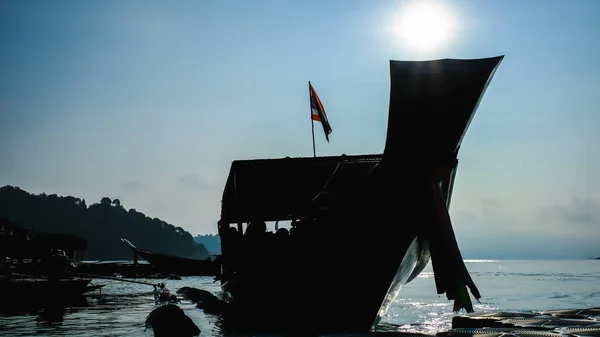 Vista Silhueta Tailandês Barco Cauda Longa Água Com Fundo Luz — Fotografia de Stock