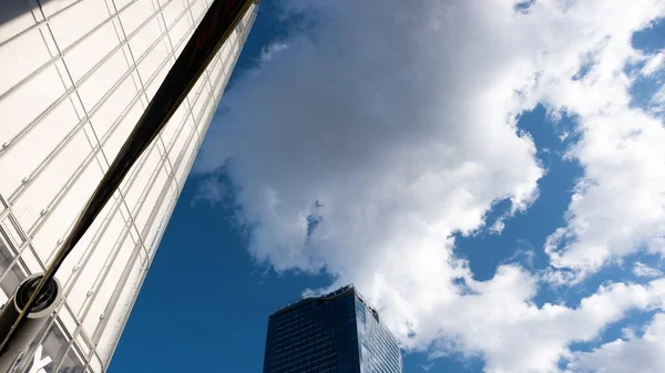 Regardant Les Immeubles Bureaux Modernes Avec Ciel Bleu Nuages — Photo