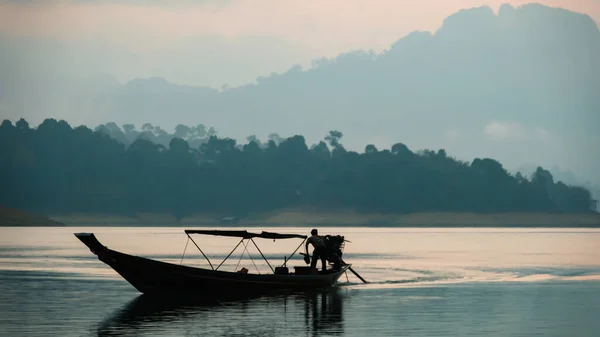 Silhouet Uitzicht Thaise Lange Staart Boot Het Water Met Zonlicht — Stockfoto