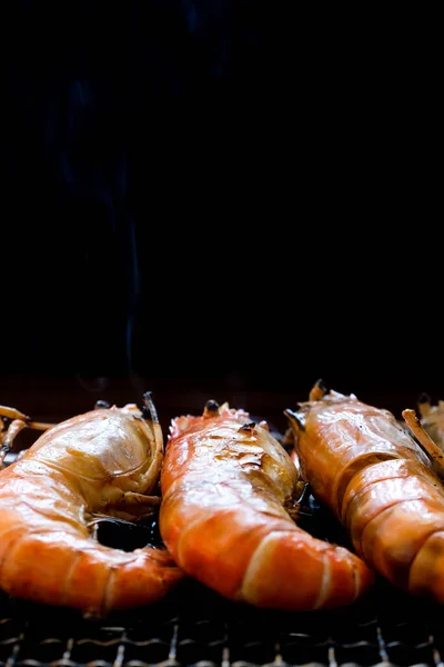 Grupo Gambas Frescas Asando Parrilla Carbón Con Aislado Humo Sobre — Foto de Stock