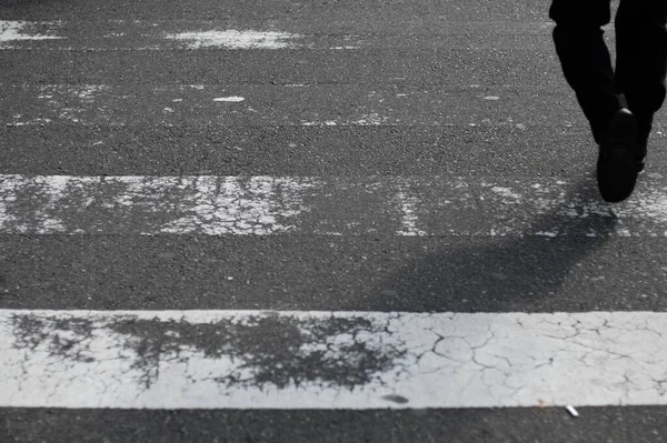Stadt Straße Zebrastreifen Mit Unschärfe Wandelnden Mann Macht Langen Schatten — Stockfoto