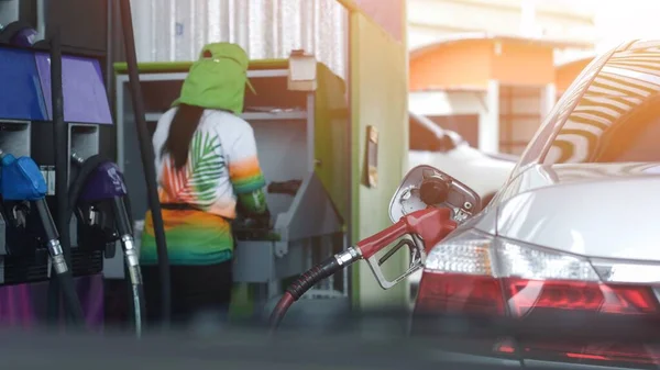 Nahaufnahme Des Arbeiters Der Eine Zapfpistole Hält Benzin Den Autotank — Stockfoto