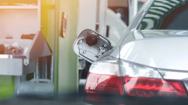 Tankdeckel Oder Tankdeckel Des Fahrzeugs Öffnen Sich Zum Tanken Der — Stockfoto