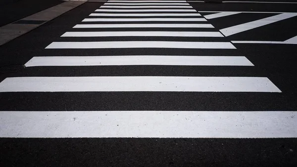 Niemand Auf Einem Schwarz Weißen Zebrastreifen Auf Einer Asphaltierten Straße — Stockfoto