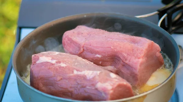 Close Carne Crua Bife Frito Ferro Fundido Com Fumaça Óleo — Fotografia de Stock