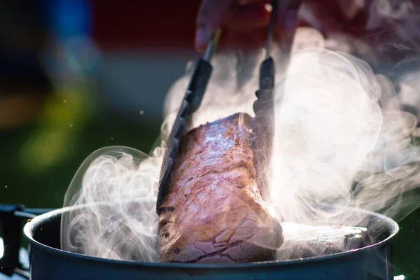 Close Chef Hand Mit Zange Hält Fleisch Steak Braten Auf — Stockfoto