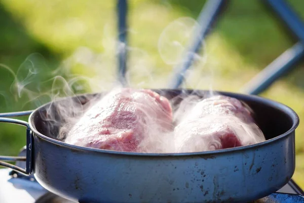 Feche Bife Carne Frita Ferro Fundido Com Fumaça Óleo Salpicado — Fotografia de Stock