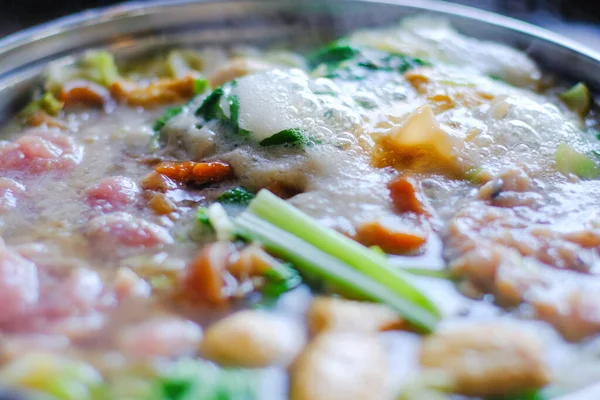 뜨거운 남비에 야채를 거품성 가까이 수있다 Shabu 고기와 야채를 뜨거운 — 스톡 사진
