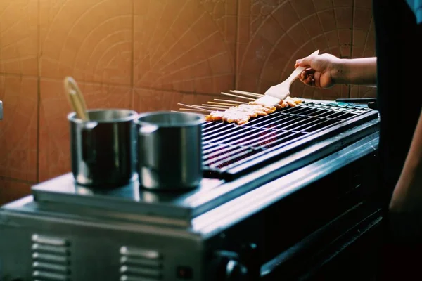 Χέρι Του Σεφ Ψήσιμο Χοιρινό Satay Ψημένο Χοιρινό Ραβδί Στη Φωτογραφία Αρχείου