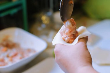 Tayland 'da Shumai adında geleneksel Çin yemeği hamuru pişiren el yapımı ve seçici odaklı Kanom Jeep. Bambu sepetinde buharla pişirmek. film tahıl biçimi.