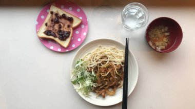 Sabah kahvaltıda spagetti ekmeği, reçelli su ve çorba..