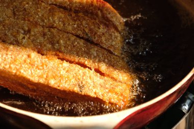 Kızarmış domuz eti pişiriyorum. Sıcak yağın üstünde, beyaz tavada, güneş ışığıyla. .